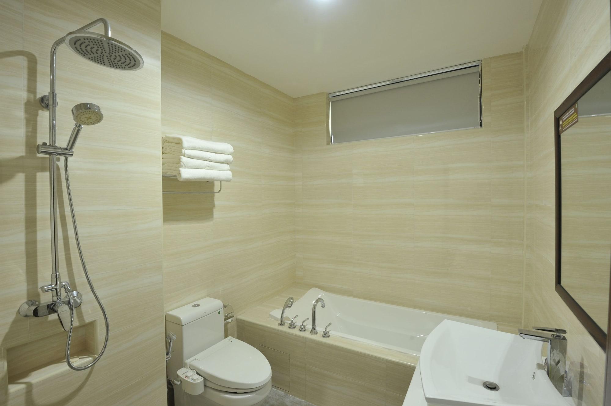 Hallmark Regency Hotel - ג'והור בהרו מראה חיצוני תמונה