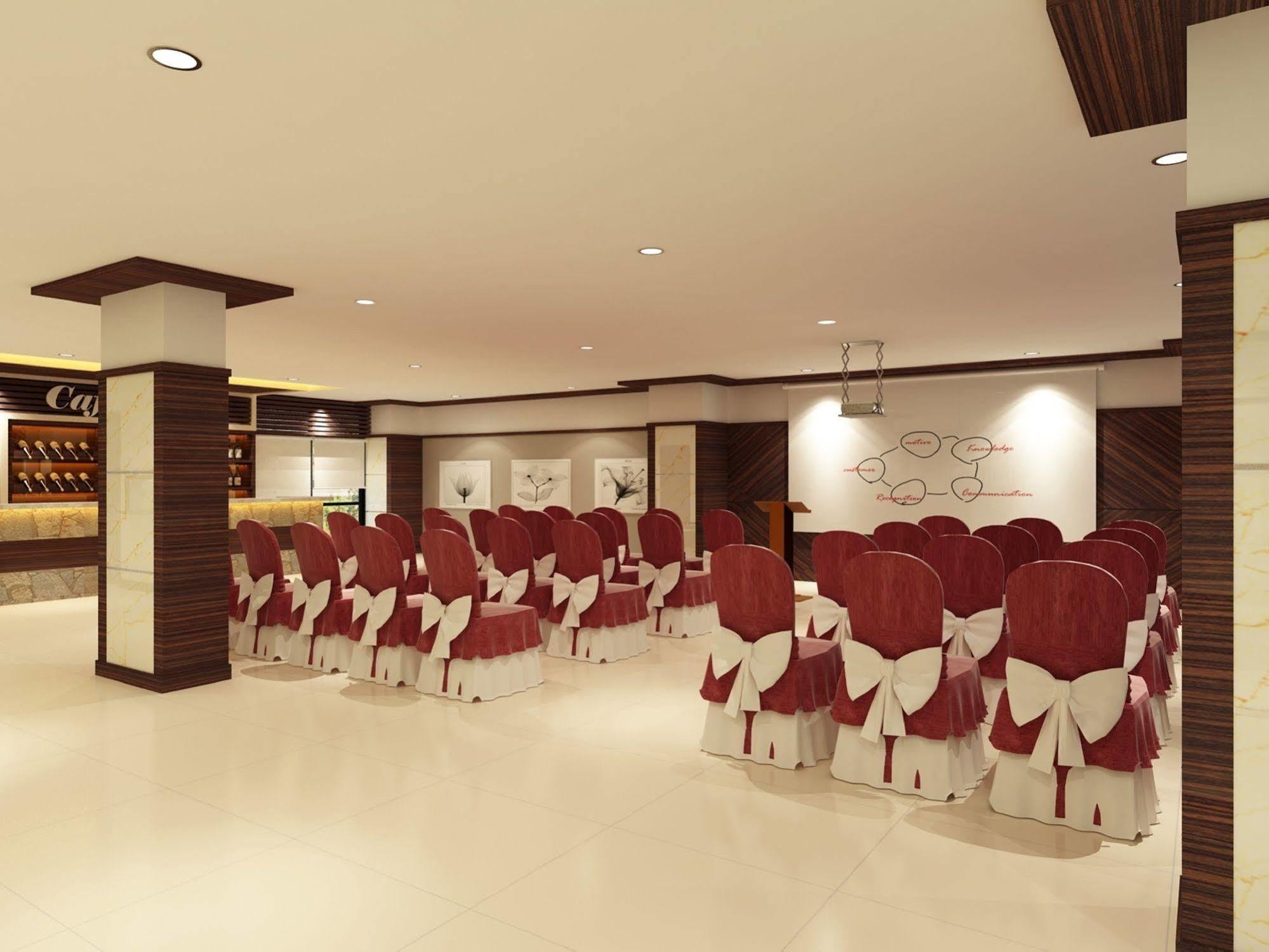 Hallmark Regency Hotel - ג'והור בהרו מראה חיצוני תמונה